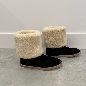 Stuart Weitzman Black Suede boots with beige shearling